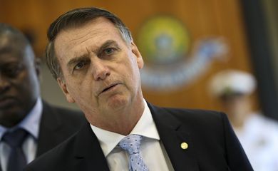O Presidente eleito Jair Bolsonaro, fala com a imprensa após reunião com os futuros comandantes das Forças Armadas, no Comando da Marinha, em Brasília.