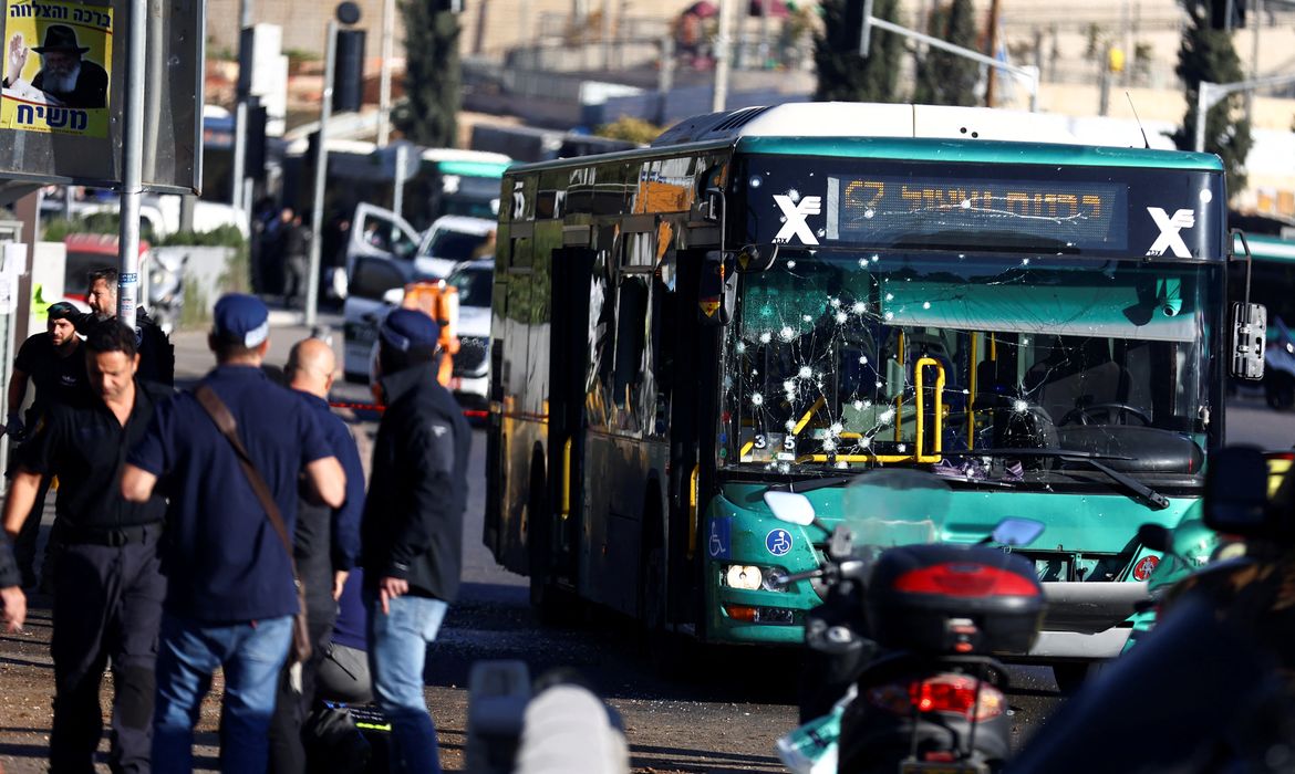 Ônibus danificado após explosão em Jerusalém