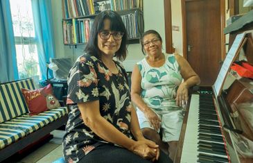 Brasília (DF) 20/12/2024 - Professora de piano Renata Sica (e), ao lado da aluna Maria José Febraro (d)75 anos, toca partitura de Almerinda Farias, descoberta pela jornalista e pesquisadora, Cibele Tenório.
Foto: Renata Sica/Arquivo pessoal
