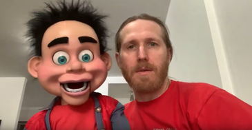 Yakko Sideratos faz vídeos com o boneco Petráki para seu canal no Youtube