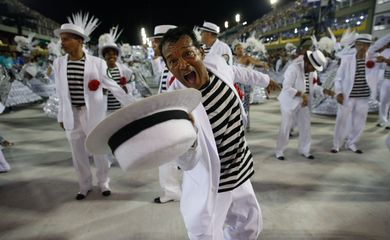 Rio de Janeiro - A escola de samba Mangueira se apresenta no Desfile das Campeãs do Carnaval do Rio, na Sapucaí ( Tânia Rêgo/Agência Brasil)