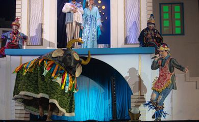 Baile do Menino Deus. Cena do Boi. Sóstenes e Arilson Lopes como Mateus, Caique Ferraz e Laís Senna como José e Maria, Carlos Filho canta. 