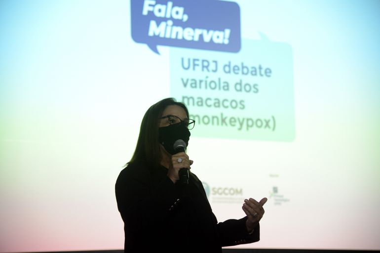 A reitora da Universidade Federal do Rio de Janeiro (UFRJ), Denise Pires de Carvalho durante abertura do evento Fala, Minerva! UFRJ Debate Varíola dos Macacos (Monkeypox)