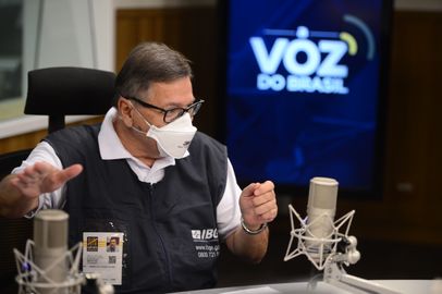 O presidente do IBGE, Eduardo Luiz Gonçalves Rios Neto, é entrevistado no programa A Voz do Brasil.
