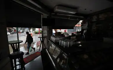 São Paulo (SP), 22/09/2025 - Fortes chuvas e ventania provoca queda de energia em bares e lojas da rua Barão de Limeira. Foto: Paulo Pinto/Agência Brasil