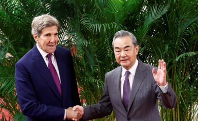 John Kerry e Wang Yi em Pequim 18/7/2023 REUTERS/Florence Lo