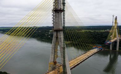 Obras da Ponte da Integração Brasil-Paraguai,  em Foz do Iguaçu (PR).