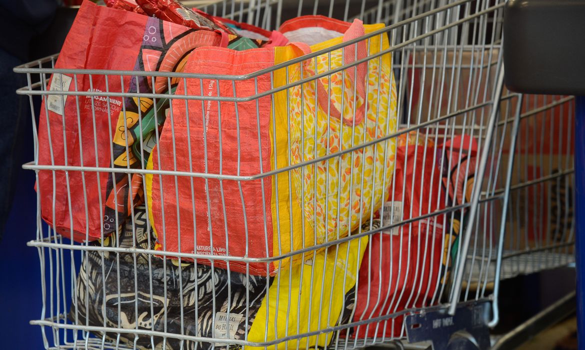 Consumidores adotam sacolas retornáveis com o fim da distribuição gratuita de sacolas plásticas pelos supermercados