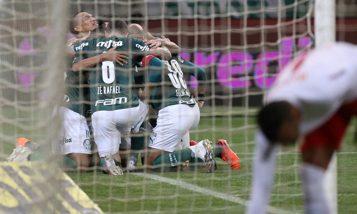 Palmeiras vence Bragantino por 1 a 0 e avança na Copa do Brasil
