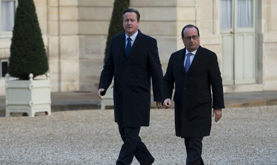 O primeiro-ministro britânico, David Cameron, e o presidente francês, François Hollande