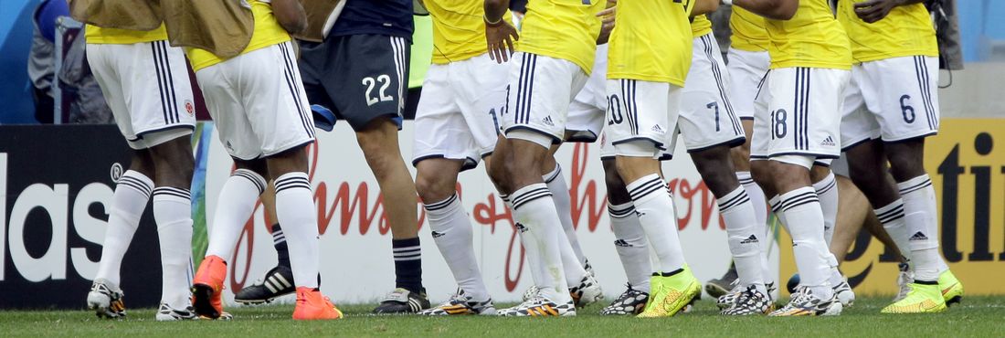 Jogadores colombianos dançam na comemoração do primeiro gol da Colômbia