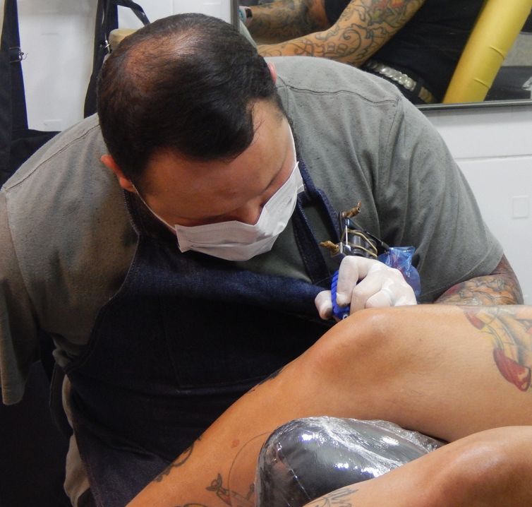 Um dos entrevistados do Programa Especial sobre profissões é o tatuador Tauê Lago que tem amputado do braço direito, ele explica como consegue tatuar usando apenas uma mão