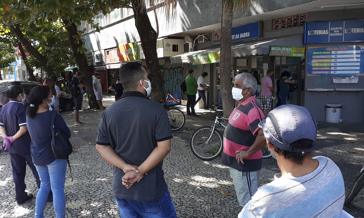 Lotérica na Barra da Tijuca, funciona com fila em distanciamento, durante a pandemia do novo coronavírus