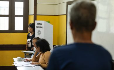 Niterói (RJ), 27/10/2024 – Eleitores votam na 71ª Zona Eleitoral, no Colégio Liceu Nilo Peçanha, no centro de Niterói. Foto: Tomaz Silva/Agência Brasil