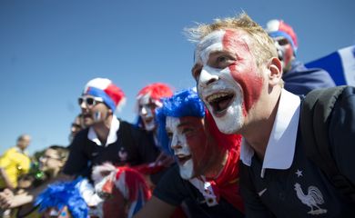 Torcedores chegam ao Estádio Nacional Mané Garrincha para assistir ao jogo entre França e Nigéria. (Marcelo Camargo/Agência Brasil)