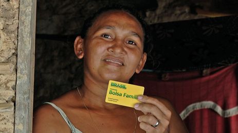 Katiane Santana exibe o cartão do Bolsa Família 