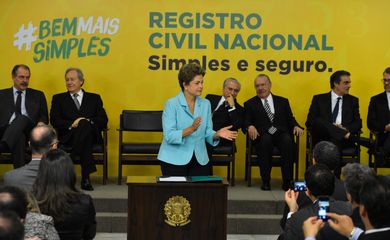 Presidenta Dilma Rousseff participa de cerimônia que encaminha, ao Congresso Nacional, o Projeto de Lei que institui o Registro Civil Nacional (Valter Campanato/Agência Brasil)