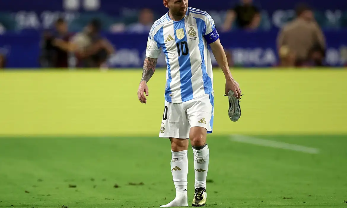 Messi parece abatido após ser substituído devido a lesão na final da Copa América
14/07/2024
Reuters/Agustin Marcarian/Proibida reprodução