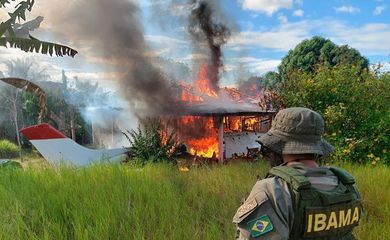 Ibama, Funai e Força Nacional destruíram helicóptero, avião e trator usados pelos garimpeiros ilegais na terra yanomami.