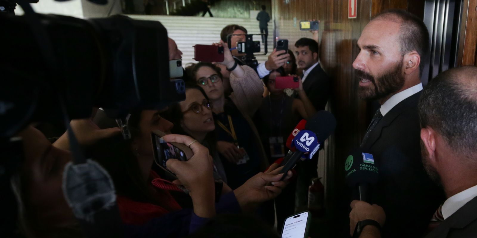 Por unanimidade, STF torna Eduardo Bolsonaro réu por atuação nos EUA