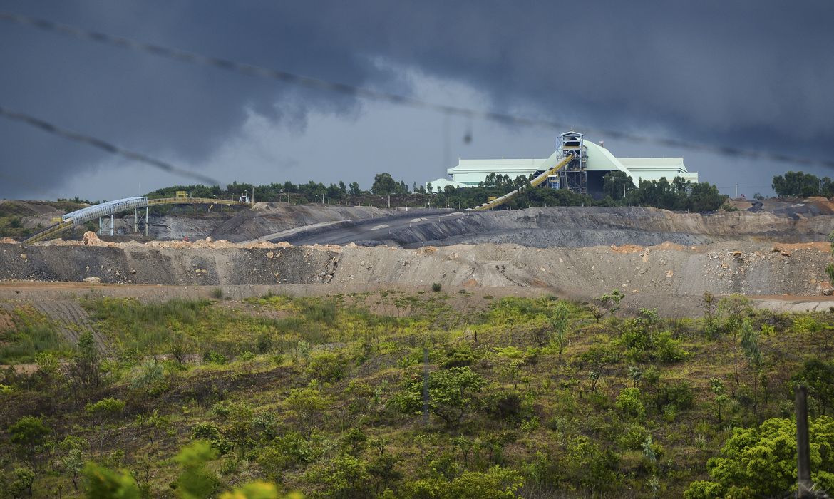 A mineração no chamado Morro do Ouro, liderada pela empresa canadense Kinross Gold Corporation, representa a principal atividade industrial para a geração de emprego e renda na região (José Cruz/Agência Brasil)