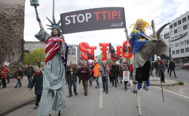manifestação na Alemanha contra o acordo comercial entre Estados Unidos e União Europeia, durante visita do presidente Barack Obama