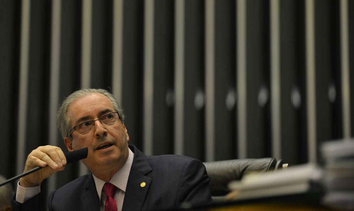 Brasília - O Presidente da Câmara, Eduardo Cunha, entra no plenário após falar com a imprensa sobre a representação contra ele no Conselho de Ética (Fabio Rodrigues Pozzebom/Agência Brasil)