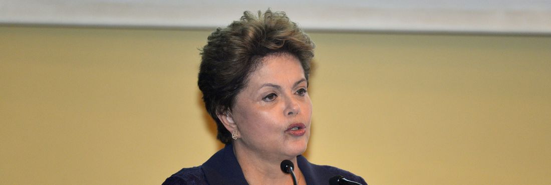 A presidenta Dilma Rousseff participa do diálogo da Indústria com candidatos à Presidência da República promovido pela Confederação Nacional da Indústria (CNI)