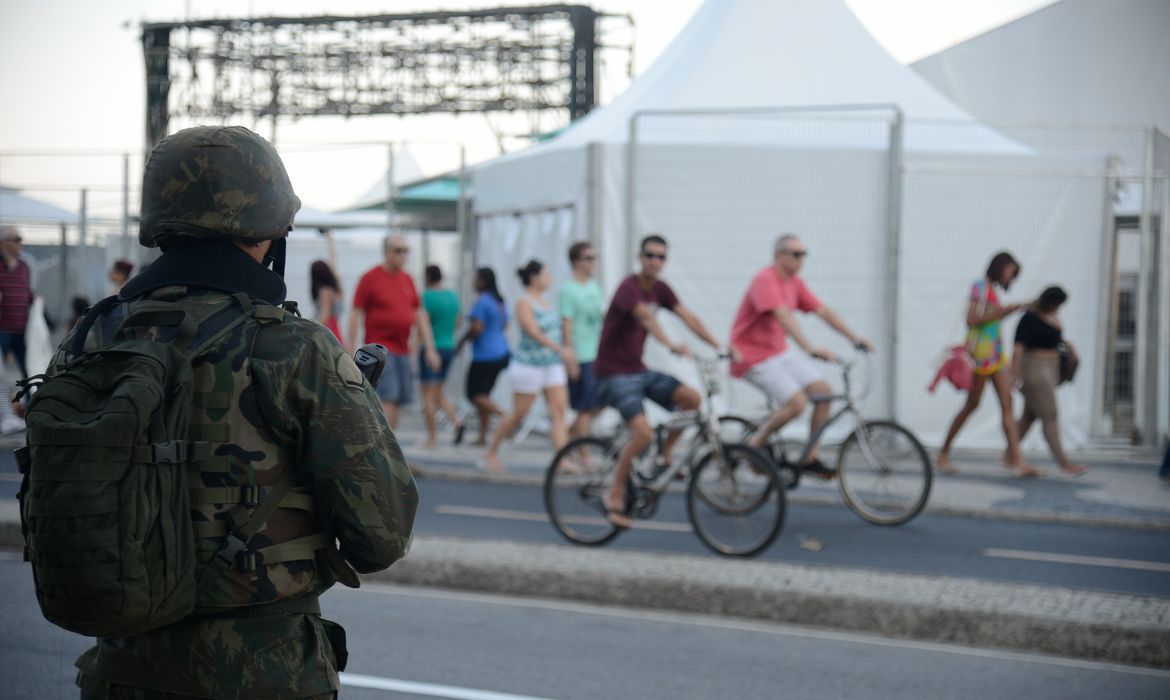 Rio de Janeiro - Forças Armadas iniciam operação especial para os Jogos Olímpicos Rio 2016, e ocupam vias expressas da cidade (Tomaz Silva/Agência Brasil)