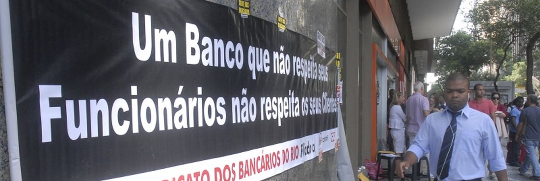 Funcionários do Banco Santander protestam contra possível demissão em massa.