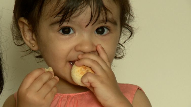 Pão de queijo sem ovo para a pequena Lara.