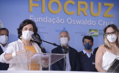 A presidente da Fiocruz, Nísia Trindade, durante evento que marcou a liberação das vacinas de Oxford/AstraZeneca para serem entregues ao Ministério da Saúde e distribuídas no Brasil.