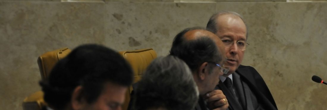 Brasília – O Supremo Tribunal Federal (STF) retomou hoje (14) sessão para julgar os recursos apresentados pelos 25 condenados na Ação Penal 470, o processo do mensalão. Na foto, o ministro Luiz Fux Brasília – O Supremo Tribunal Federal (STF) retomou hoje (14) sessão para julgar os recursos apresentados pelos 25 condenados na Ação Penal 470, o processo do mensalão. Na foto, o ministro Luiz Fux