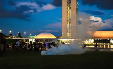 Brasília (DF) 10/04/2025 - Bomba de gás lançada contra indígenas durante manifestação em frente ao Congresso Nacional. Foto: apiboficial/Instagram