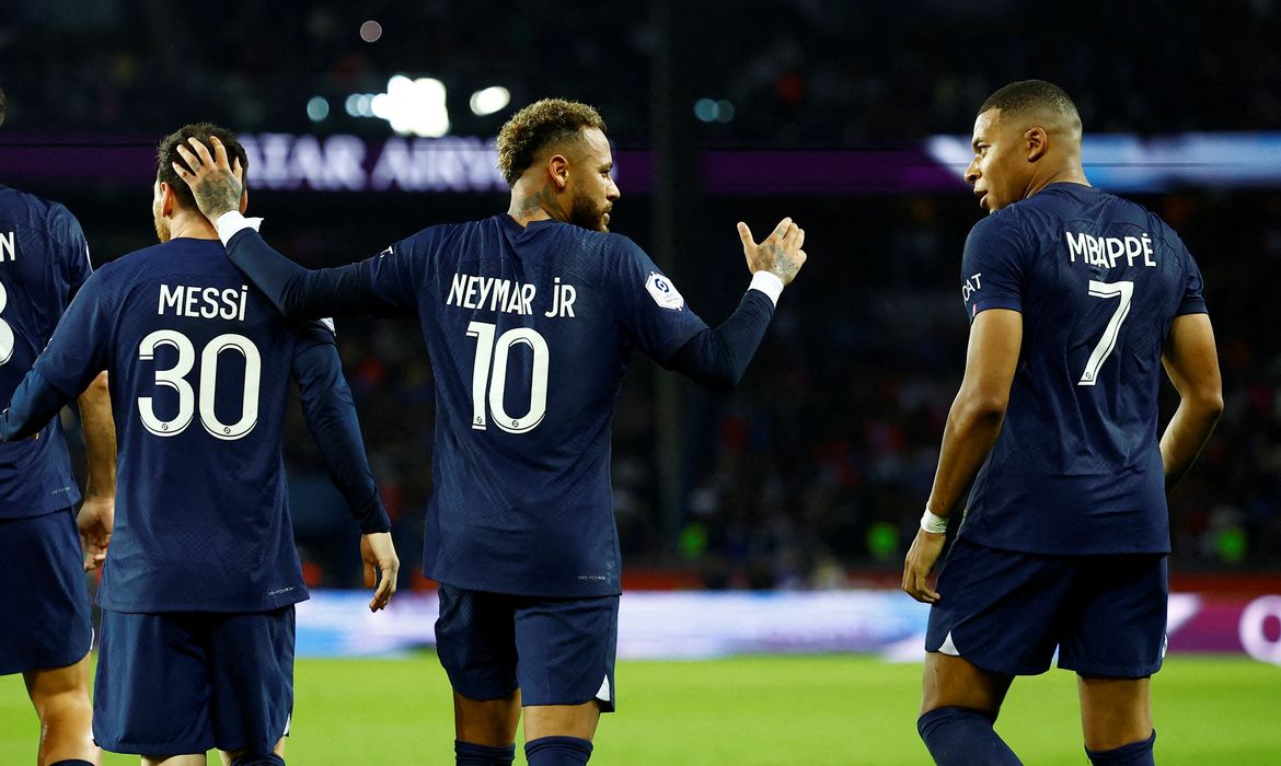 Neymar supera Messi e Mbappé e se torna 3º jogador mais bem pago