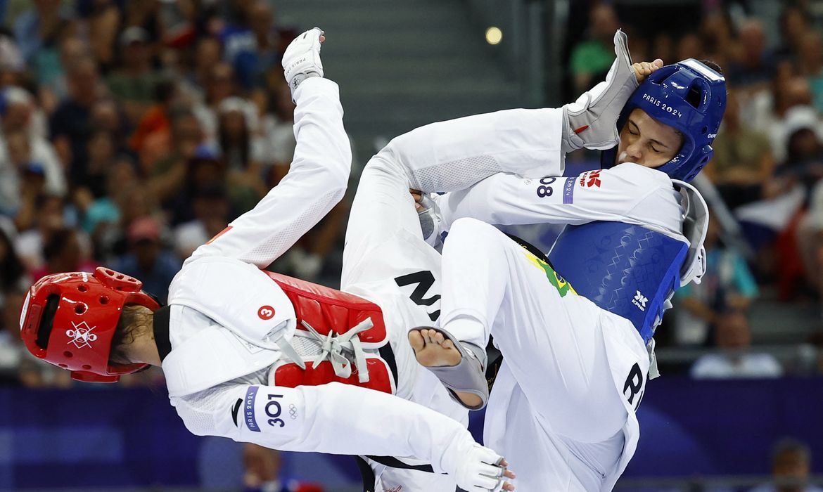 Paris 2024 Olympics - Taekwondo - Women -57kg Quarterfinal - Grand Palais, Paris, France - August 08, 2024. Maria Clara Pacheco of Brazil in action with Zongshi Luo of China. REUTERS/Albert Gea