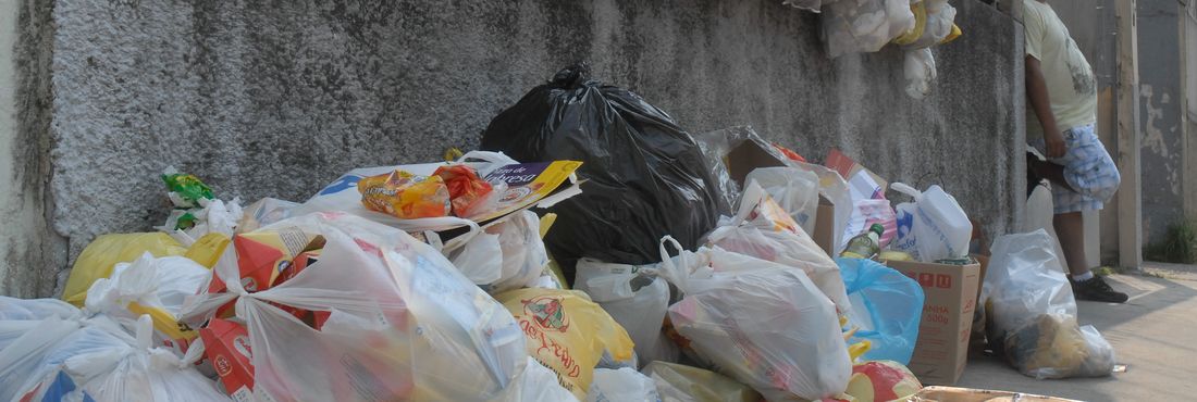 Depois de três meses de coleta irregular, uma operação organizada em forma de mutirão, recolhe o lixo acumulado no município de Duque de Caxias, na Baixada Fluminense.