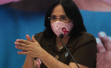 A ministra da ministra da Mulher, da Família e dos Direitos Humanos, Damares Alves,  participa do lançamento da campanha para detecção precoce do câncer de mama