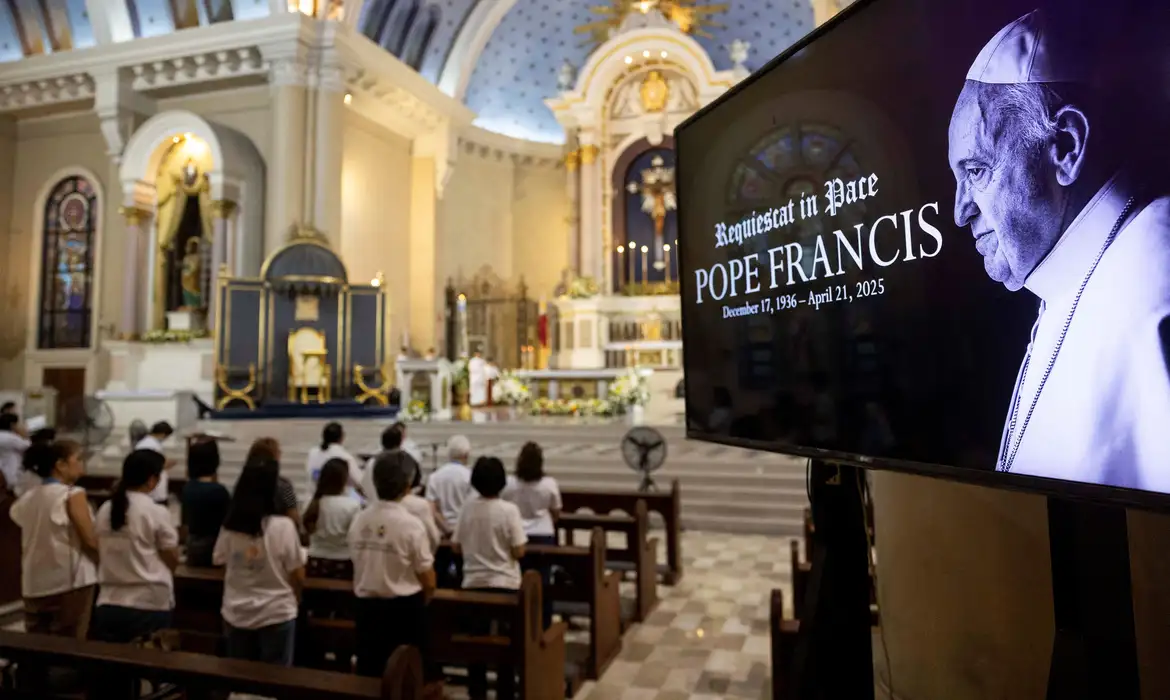 Filipinos attend mass for Pope Francis, hours after his death was announced by the Vatican, at the Cubao Cathedral in Quezon City, Philippines, April 21, 2025. REUTERS/Eloisa Lopez