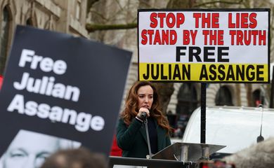 Stella Assange, wife of Julian Assange, the founder of WikiLeaks, speaks to the supporters outside the high court on the day Assange appeals against his extradition to the United States in London, Britain, February 20, 2024. REUTERS/Toby Melville