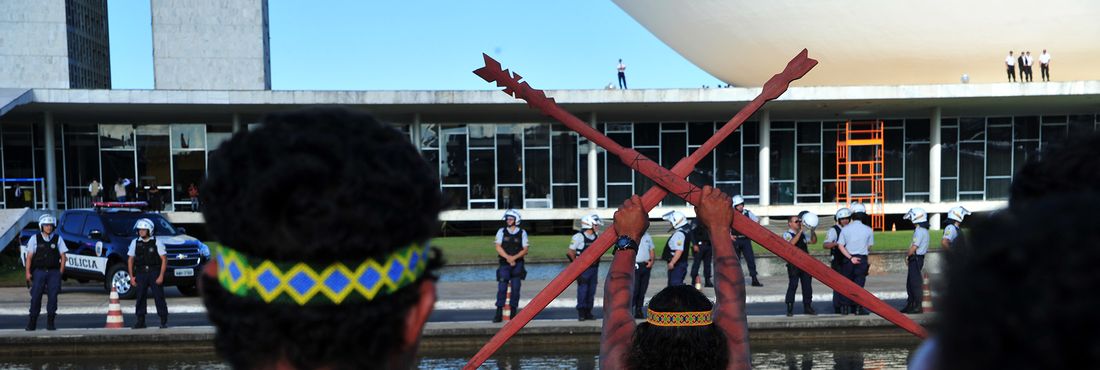 Brasília - DF, 28/05/2014 - Índios protestam no gramado do Congresso Nacional.