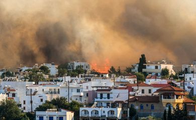 Incêndio perto da vila de Gennadi, na ilha de Rodes, na Grécia. Foto: REUTERS/Nicolas Economou