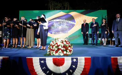 O presidente da República, Jair Bolsonaro, acompanhado da primeira-dama, Michelle Bolsonaro, durante coquetel em comemoração aos 243 anos da independência dos Estados Unidos da América (EUA).