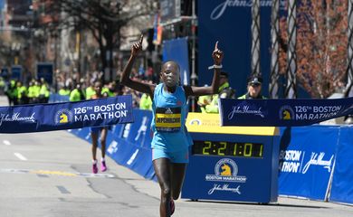 Peres Jepchirchir (102) cruza linha de chegada em primeiro lugar na Maratona de Boston