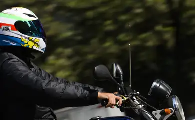 Motos equipadas com antena aparadora, que previne acidentes de motoqueiros com linhas de pipas com cerol, na Marginal Pinheiros, região oeste de São Paulo.