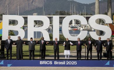 Rio de Janeiro (RJ), 06/07/2025 - Foto ofical do Brics com seus membros.
Da esquerda para direita:
Minister Sergei Lavrov (Rússia),
Khaled bin Mohamed Al Nahyan (Emirados),
Prabowo Subianto (Indonésia)
Cyril Ramaphosa (África do sul)
Luiz Inácio Lula da Silva (Brasil)
Primeiro ministro, Narendra Modi  (Índia)
 Premier Li Qiang (China)
Abiy Ahmed (Etiópia)
Mostafa Madbouly (Egito)
 Abbas Araghchi (Irã)
Foto: Joédson Alves/Agência Brasil