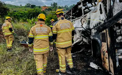 Brasília (DF) 21/12/2024 - Acidente envolvendo  ônibus que vinha de São Paulo, durante o trajeto, o ônibus estourou o pneu e o motorista perdeu o controle da direção batendo contra uma carreta, na BR 116, Km 286, na localidade de Lajinha, em Teófilo Otoni.
Foto: Corpo de bombeiros Militar/MG