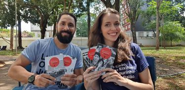 Apresentadora Isabela Azevedo com o escritor João Carlos Amador, autor do projeto &quot;Histórias de Brasília&quot;