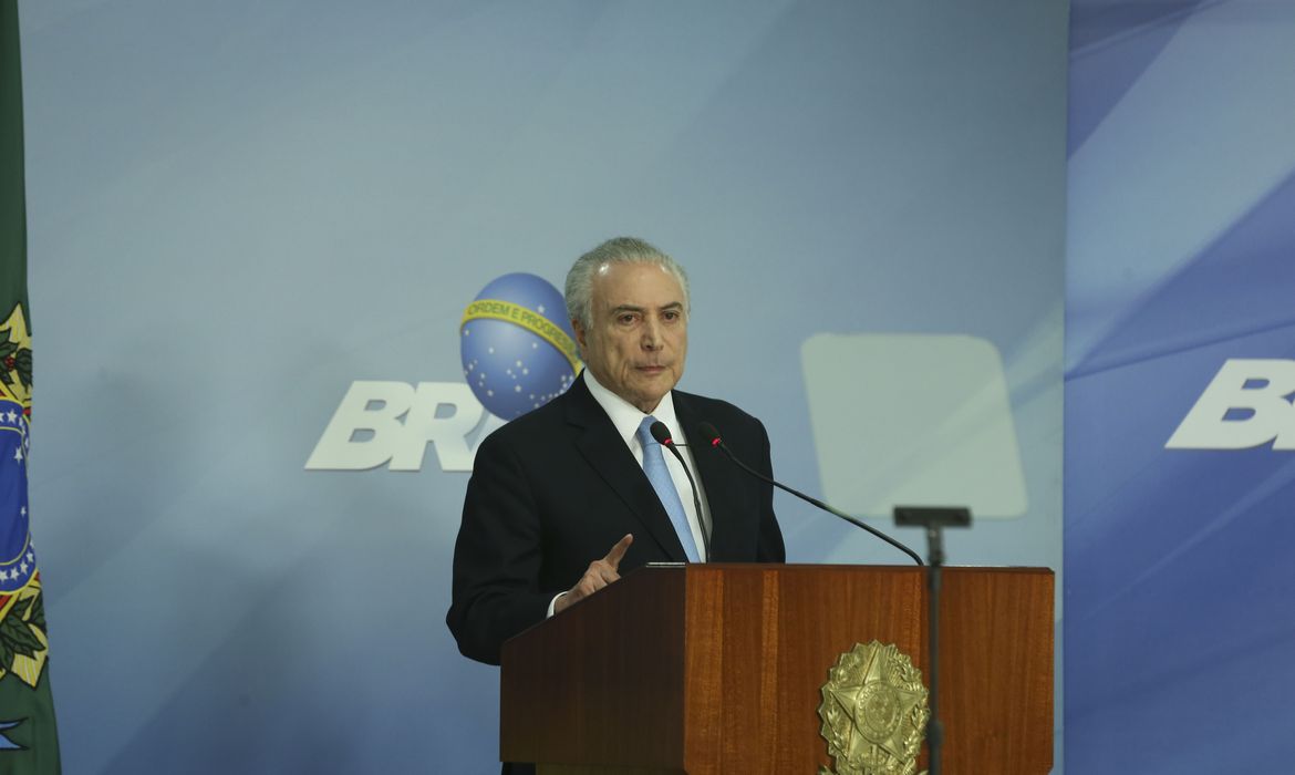 Brasília - O presidente Michel Temer faz pronunciamento após a aprovação do relatório que desautoriza o STF a investigá-lo (Valter Campanato/Agência Brasil)