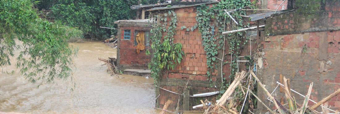 Duque de Caxias - Um dia depois do temporal que castigou o distrito de Xerém, os moradores ainda contabilizam os estragos e tentam limpar casas e ruas invadidas por água e lama